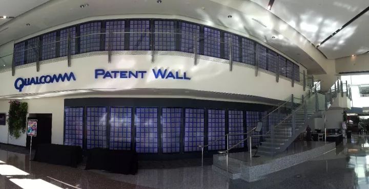 高通总部贴满了专利的"专利墙"