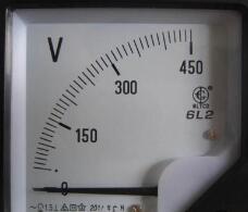 电压表测量电压的原理是什么（电压表工作原理）
