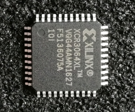 XCR3064XL-10VQG44I  集成电路（IC）